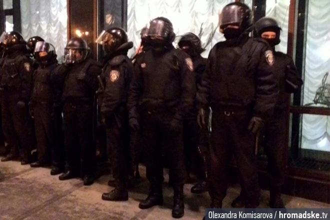 Милиционера, который бил людей на митинге против концерта Ани Лорак, уволят – Аваков