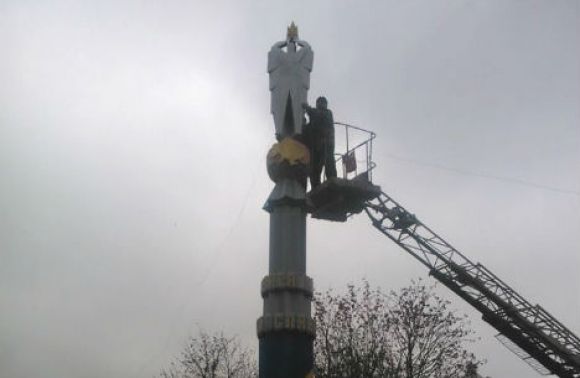 Во Львове демонтировали незаконно установленный макет памятника Героям Небесной Сотни