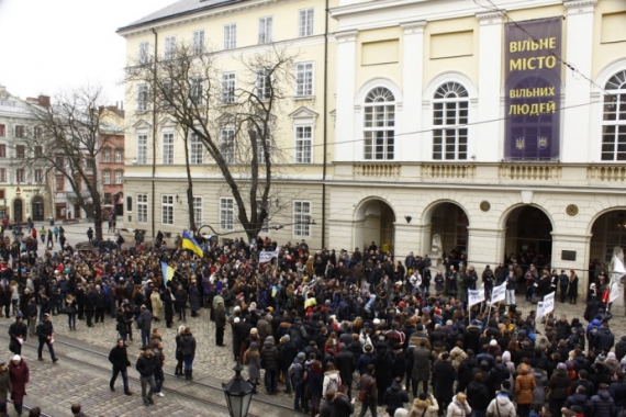 У Львові страйкують 900 працівників заводу “Іскра”: обурені робітники перекрили дорогу