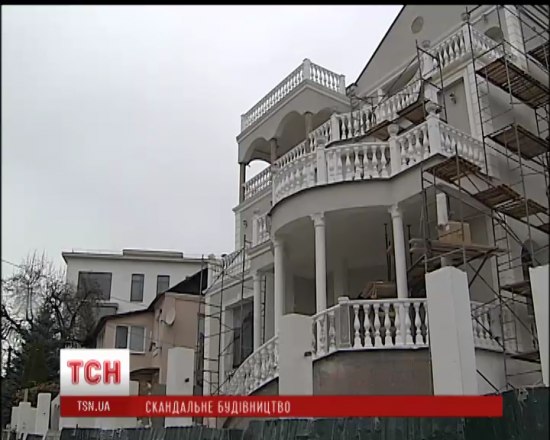 Владелица дома в “царском селе” в Киеве “прихватизировала” коммуникации и часть переулка