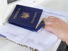 Львів’янин відсудив право на заповнення паспорта виключно українською