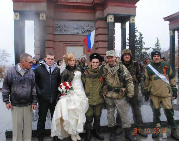 В сети появились фото со свадьбы боевиков “ЛНР”