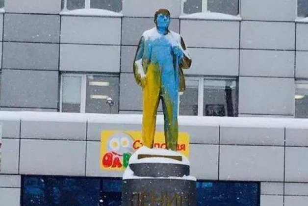 В Новосибірську розфарбували Леніна в кольори українського прапора (ФОТО)