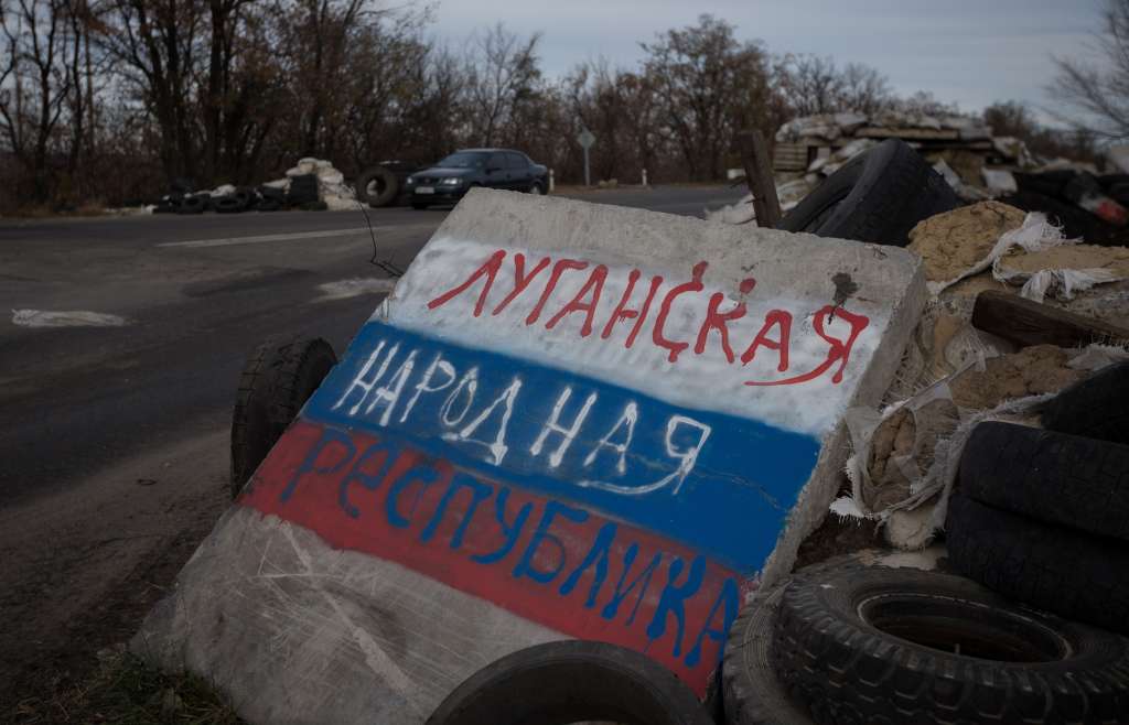 На Луганщині люди протестували, бо «влада ЛНР» захоплює їхні приміщення