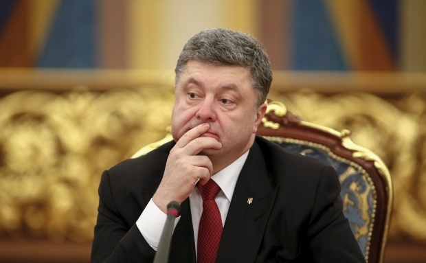 ПРЯМА ТРАНСЛЯЦІЯ: Порошенко просто на прес-конференції підписав закон про відмову від позаблокового статусу України