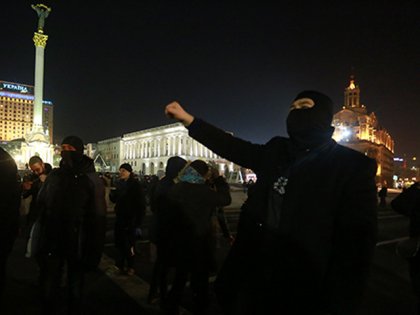 Под Кабмином около 70 человек в балаклавах проводят акцию протеста