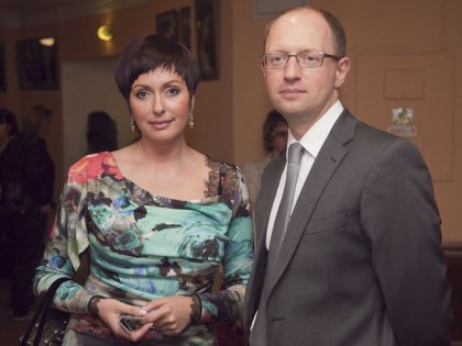 Дружина Яценюка каже, що чоловік з нею не радиться, бо він “very strong”