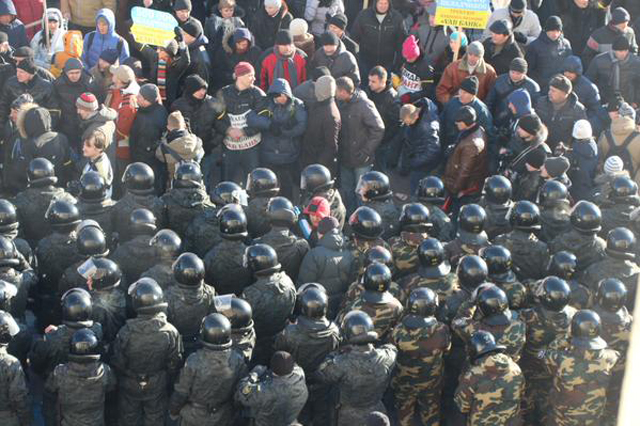 Під Радою сталася сутичка між протестувальниками і міліціонерами (Фото)