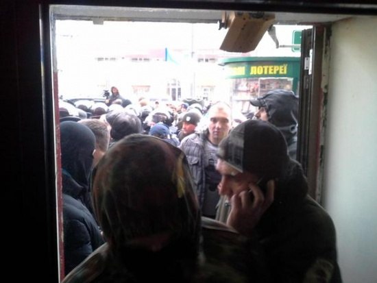 Ситуація у Харкові загострюється: силовики та активісти влаштували бійку