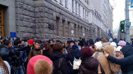 В Харькове активисты с призывами “Гепу на нары” рвутся в горсовет.