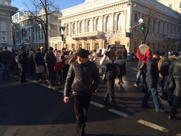 Оперативно:  Ошукані вкладники банків заблокували вул. Грушевського (ФОТО)
