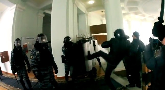 В центре Винницы активистов местного Майдана избили “титушки” (СРОЧНО)