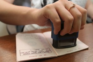 Паспорт не дійсний! Зафіксовано перший випадок печатки ЛНР в українському паспорті