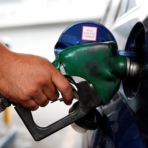 Цены на бензин растут вслед за долларом
