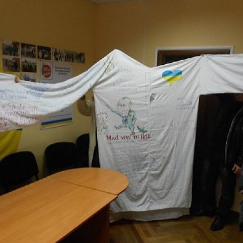 Українські волонтери подарують Путіну гамівну сорочку (ВІДЕО)