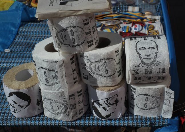 У Криму почали продавати туалетний папір з ініціалами Путіна (ФОТО)