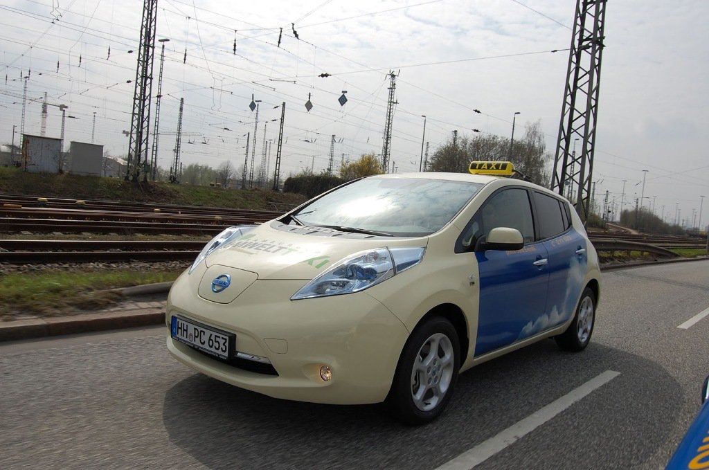 Во Львове появились такси-электромобили