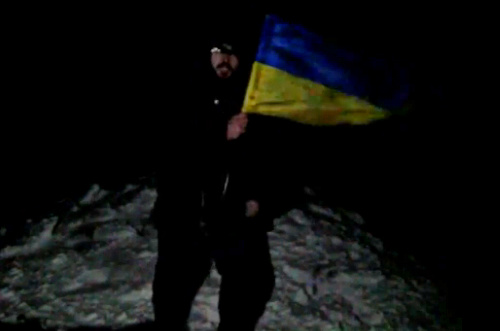 У новорічну ніч росіянин встановив український прапор на найвищій точці Криму (ВІДЕО)