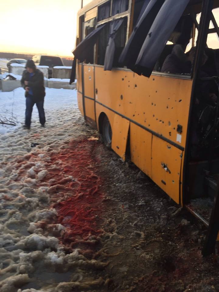 ВАЖЛИВО: Під Волновахою бойовики влучили у пасажирський автобус: 10 загиблих   (Фото)