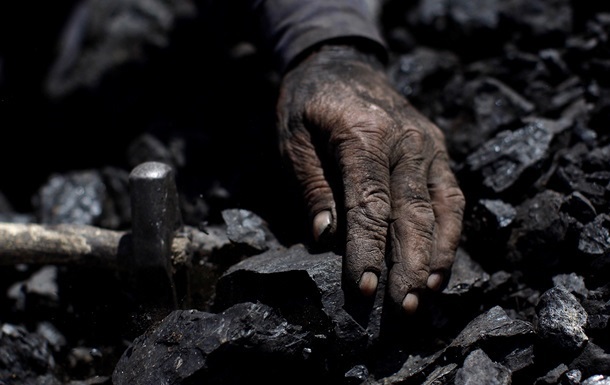 Снаряд попал в подстанцию в Донецке, более 300 шахтеров остались под землей