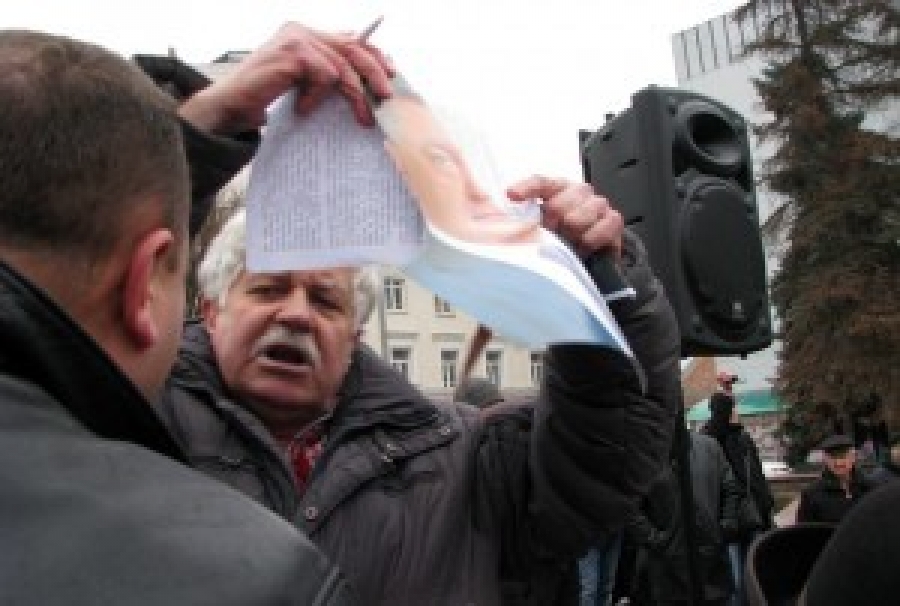 В Виннице порвали портрет Порошенко