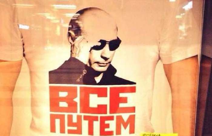 У Мінську продають майки з озброєним Путіним (ФОТО)