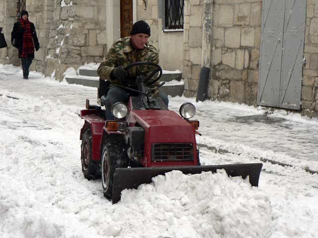 60 машин привлекли к уборке снега во Львове