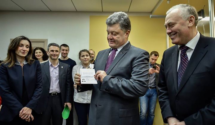 Порошенко первым в Украине получил биометрический паспорт (Фото)