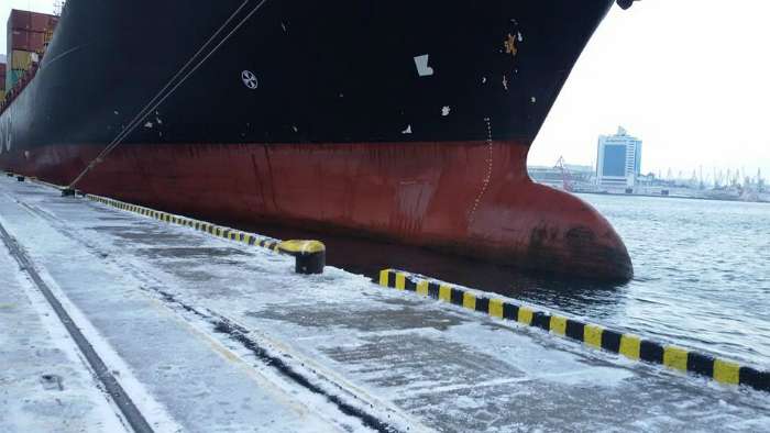 В Одеський порт прибуло судно із незрозумілою символікою і таємничим вантажем на борту (ФОТО)