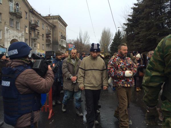 В Донецке пленных украинских военных ведут “коридором позора”