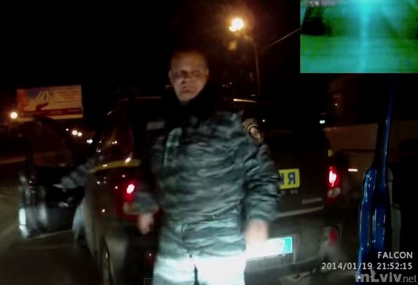 Львовский беркутовец, который уничтожил машину “Автомайдана”, продолжает и дальше работать в милиции (ВИДЕО)