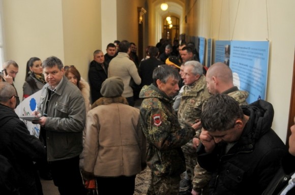 Под Львовским городским советом несколько пикетов, депутаты до 13.00 не могли начать сессию (Фото)