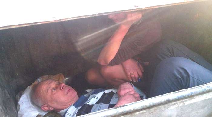 Еще двух судей на Западе Украины возмущенные граждане выбросили в мусорник (ВИДЕО)