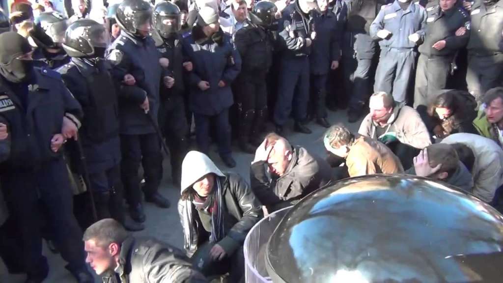 У Донецьку полонених українських військових ведуть “коридором ганьби” (ФОТО)