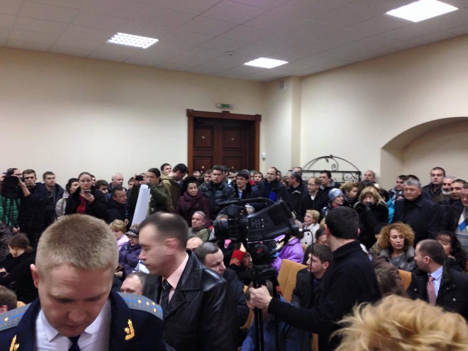 В Харькове на суд по делу люстрированного прокурора пришла толпа