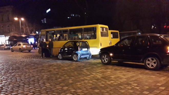 В центре Львова произошло ДТП с участием маршрутки (видео)