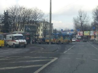 Во Львове столкнулись троллейбус и «Порш Кайен» (Фото)
