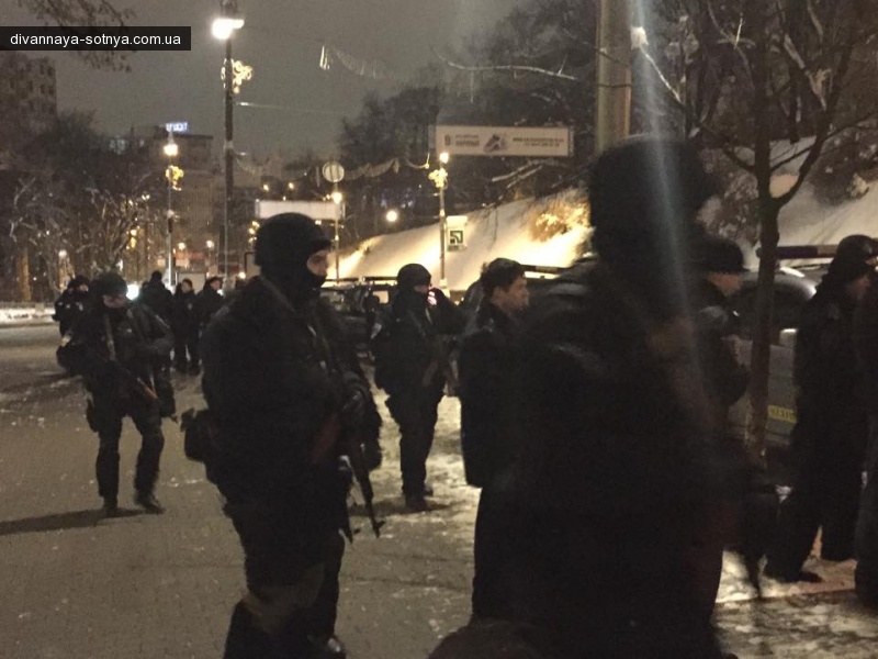 Под Кабмином стрельба, милиция задерживает активистов (ФОТО)