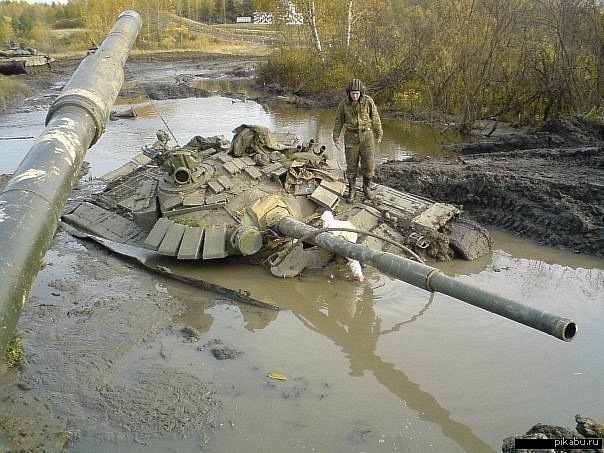 Очередная потеря в террористов: Боевики умудрились утопить танк (Видео)