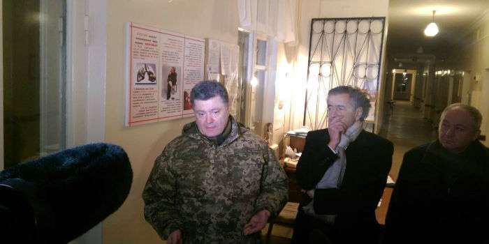 Порошенко сьогодні вночі відвідав Краматорськ після обстрілу (ФОТО)