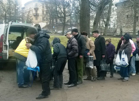 Львів`яни відновили роздачу безкоштовних обідів бідним