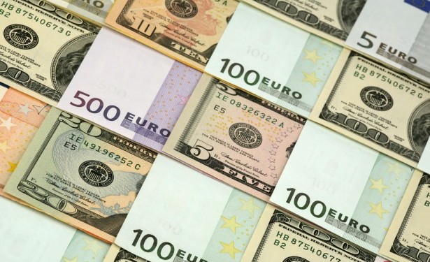 В українських обмінниках долар і євро стрімко подорожчали на шість гривень