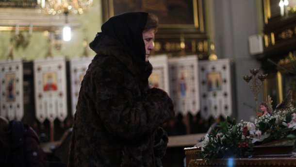 Маму Кузьми “Скрябіна” вразила підтримка українців у ніч прощання зі співаком