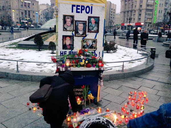 На Майдане поминают героев Небесной сотни