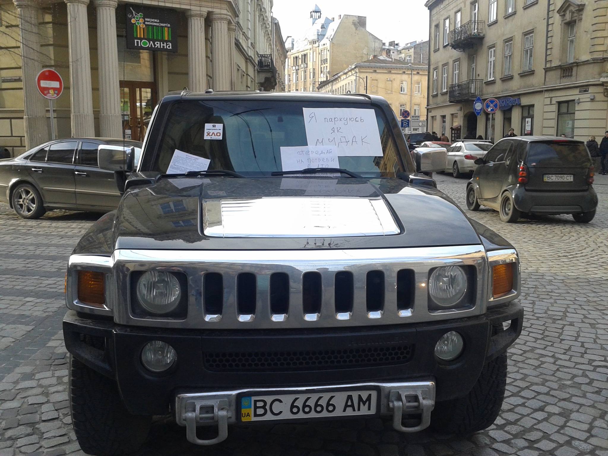 Во Львове водитель припарковал свой Hummer просто на перекрестке (Фото)
