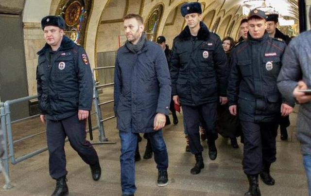 В Москве полиция задержала Навального за раздачу листовок в метро. ФОТО