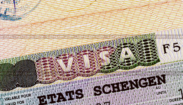Деякі посольства не видають “шенгенки” за біометричними паспортами