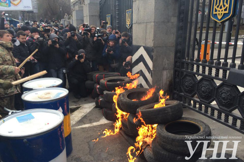 В Киеве под стенами Минобороны “айдаровцы” подожгли шины (фото)