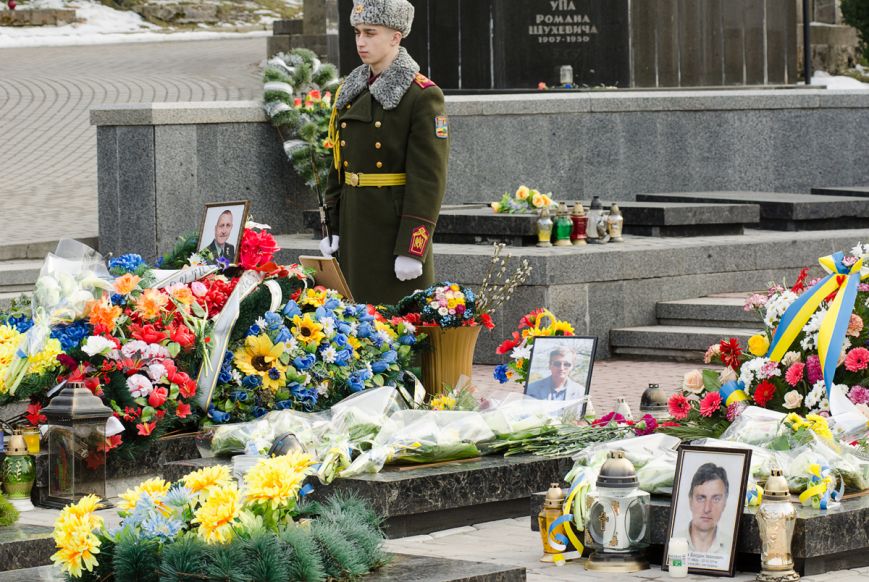 Во Львове на Лычаковском кладбище почтили Героев Небесной Сотни (ФОТО)