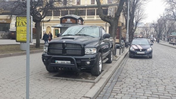 Шедевр паркування по-львівськи (ФОТО)
